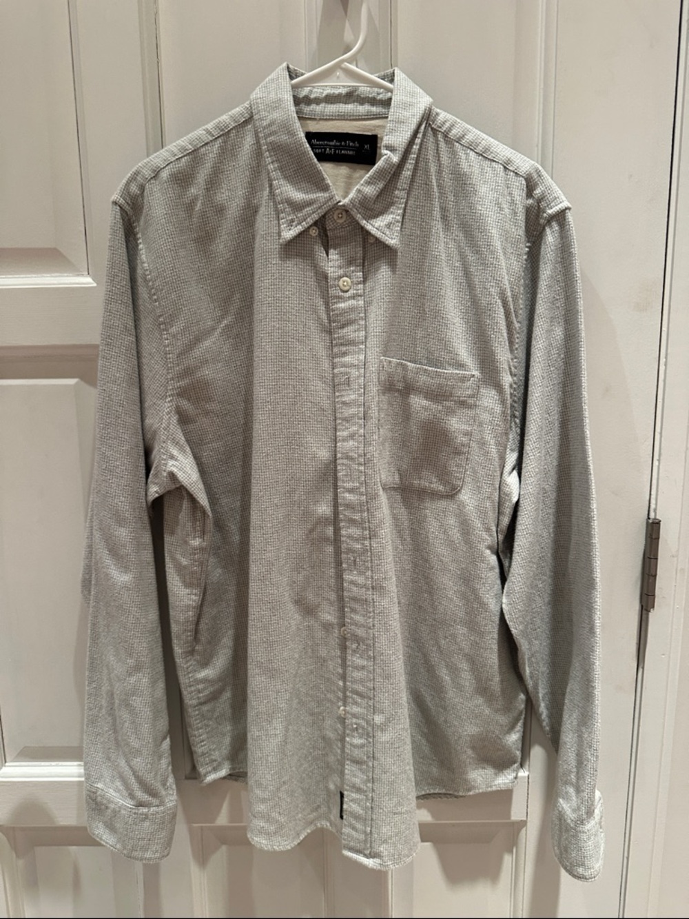 Abercrombie & Fitch Men's Light Gray Long-Sleeve Button-Down Shirt